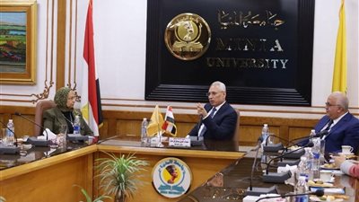 رئيس جامعة المنيا يستقبل فريق 