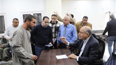 محافظ المنيا يتفقد مجمع خدمات المواطنين بقرية شارونة بمغاغة
