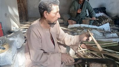 خليفة شحاتة.. الرجل الذي أعاد الحياة لحرفة الأقفاص وسط غزو البلاستيك