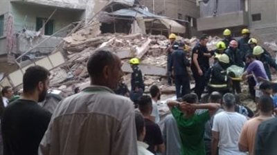  انتشال جثمان سيدة من أسفل العقار المنهار في منشأة ناصر