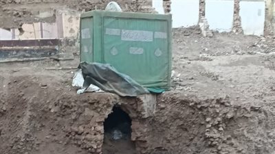 انهيار ضريح مسجد أثري في منوف يثير غضب الأهالي.. وظهور رفات تحت المطر 