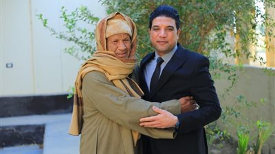 وفاءً لمسيرته التعليمية والإنسانية.. نائب محافظ سوهاج يزور معلمه بمسقط رأسه في أولاد يحيى بدار السلام