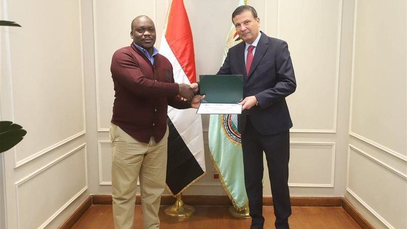 جانب من تسليم الشهادات