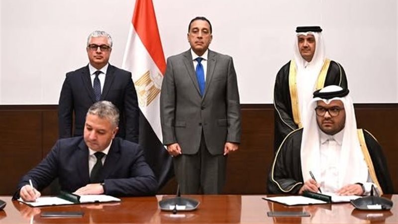 جانب من توقيع العقد