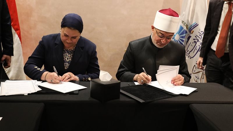 أثناء توقيع بروتوكول