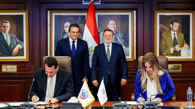 جانب من التوقيع