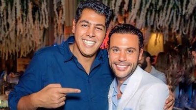 «رجالة وقد المسؤولية».. محمد إمام يواسي عمر متولي وأشقائه بعد وفاة والدتهم 