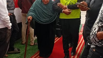أصرت على الإدلاء بصوتها.. شرطي يساعد مسنة للتصويت في انتخابات المنوفية
