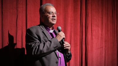 رئيس الطائفة الإنجيلية يشهد العرض المسرحي «الميلاد»