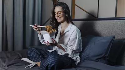 تحذير من الأكل المتأخر قبل النوم:  يرفع مخاطر زيادة الوزن وارتجاع المريء وتآكل الأسنان