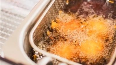 إعادة استخدام زيت القلي.. عادة شائعة بمخاطر صحية جسيمة