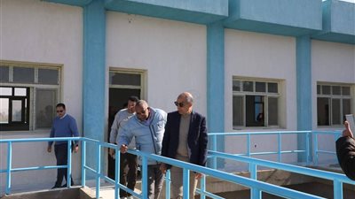 محافظ المنيا يتفقد إنشاءات مأخذ ومحطة تنقية مياه جنوب ملوي بطاقة 450 لتر/ثانية