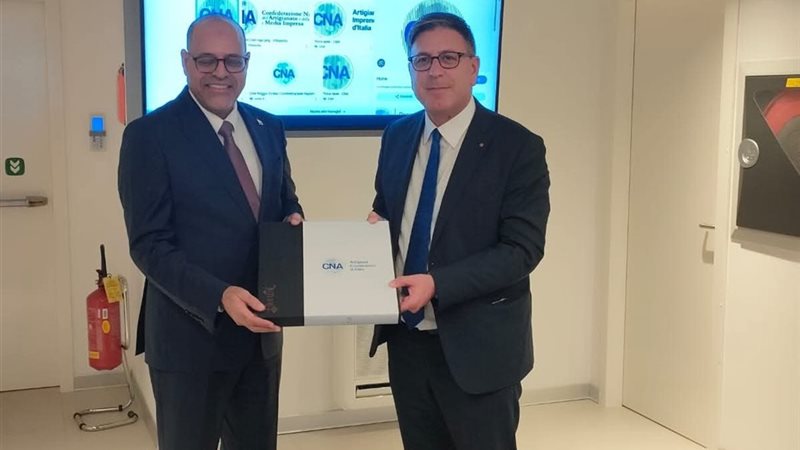 وزير العمل مع نظيره