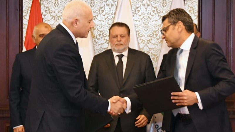 جانب من التوقيع