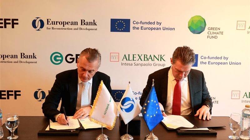 جانب من التوقيع 