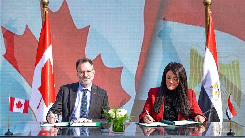 أثناء التوقيع 