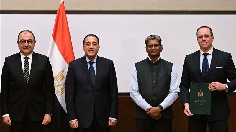 جانب من توقيع العقد