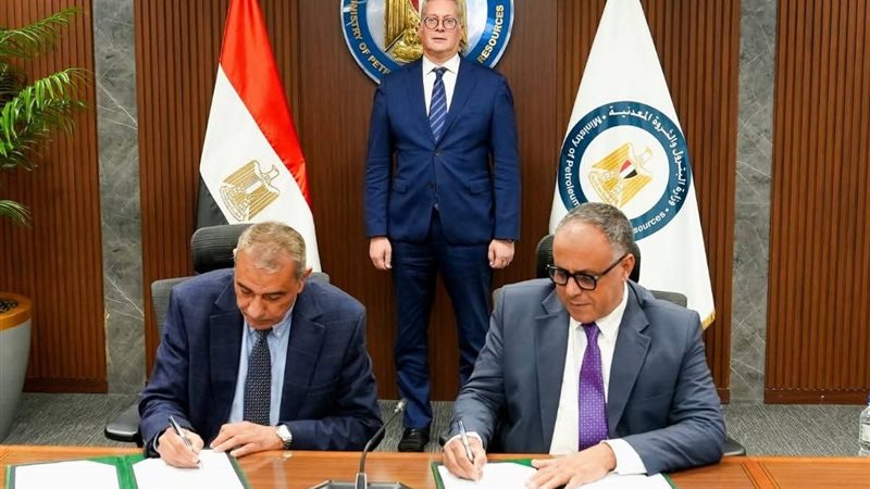 جانب من توقيع الاتفاقية