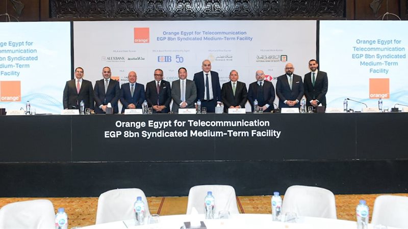 جانب من التوقيع 