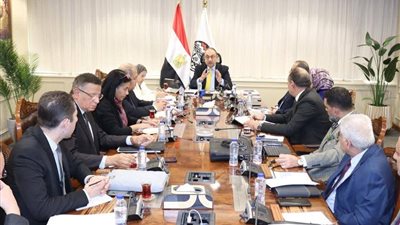 شيمي: المشروع القومي لتطوير صناعة الغزل والنسيج يحظى باهتمام كبير من الدولة 