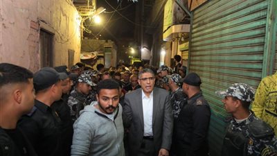 محافظ الجيزة يتفقد موقع انهيار عقار إمبابة ويشدد على سرعة أعمال الإنقاذ