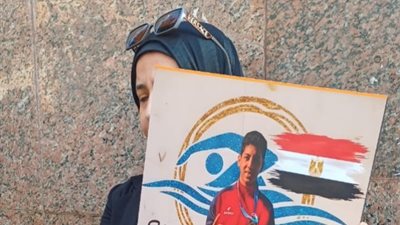 بالدموع وصور يوسف .. أسرة السباح تحضر أولى جلسات محاكمة رئيس اتحاد السباحة