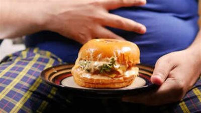 5 نصائح بسيطة لتجنب الانتفاخ بعد الأكل