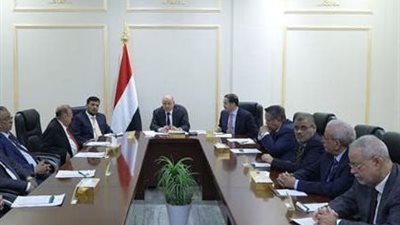 اليمن يطلب تدخل التحالف سريعًا لحماية المدنيين ووقف التصعيد شرق البلاد.. العليمي يحذر من تداعيات خطيرة على أمن المنطقة