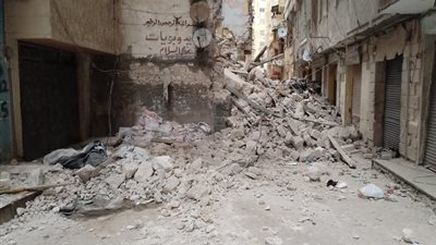 سقوط جزء منه على سيارة.. تفاصيل جديدة وراء انهيار عقار الجمرك بالإسكندرية 