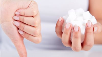 عادات غذائية شائعة قد تدمّر كبدك بصمت.. تحذير طبي من الإفراط في السكريات والمحليات