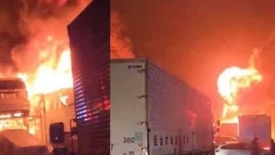 كارثة مرورية تهز اليابان.. تصادم متسلسل يضم 50 سيارة يشعل حريقاً هائلاً ويخلّف قتلى ومصابين