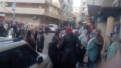 في طوابير طويلة.. الناخبون ينتظرون الإدلاء بأصواتهم أمام اللجان الانتخابية بالبحيرة