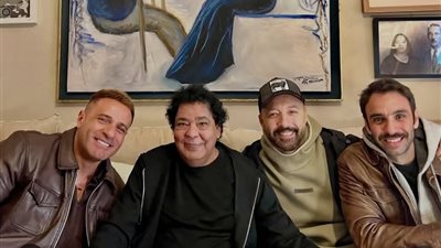 أول ظهور للكينج محمد منير بعد أزمته الصحية في صورة مع محمد نور وأحمد فهمي