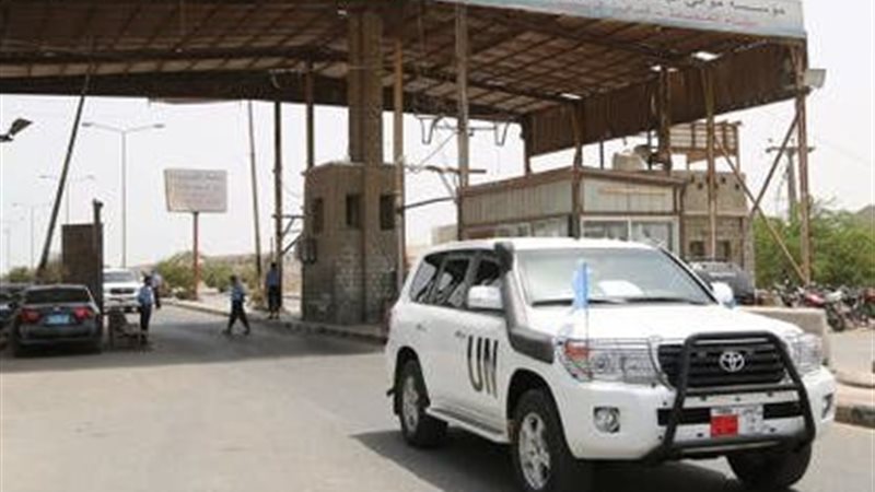 الحوثي يحتجز موظفي