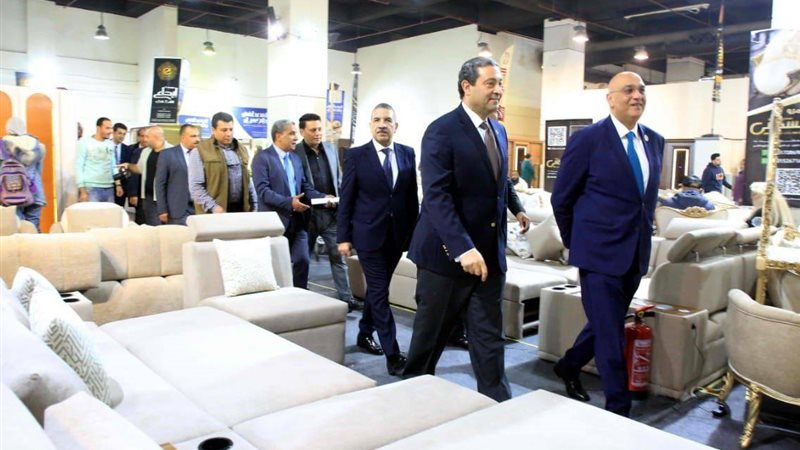 باسل رحمي يتفقد معرض