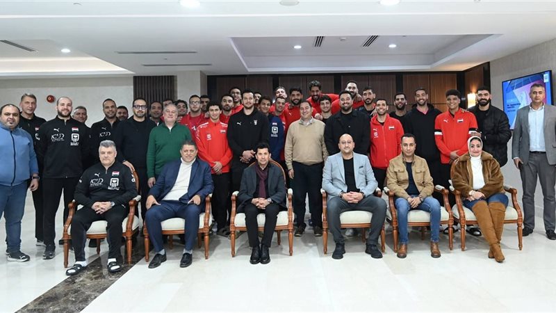 وزير الرياضة مع منتخب