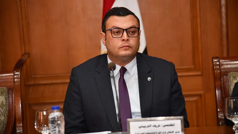 وزير الإسكان شريف