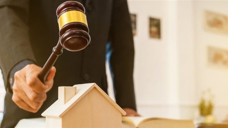 قرار من المحكمة ضد