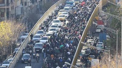 طهران تفتح الحوار مع المحتجين وتحذر من استغلال الشارع.. القضاء يتعهد برد حاسم على محاولات زعزعة الاستقرار