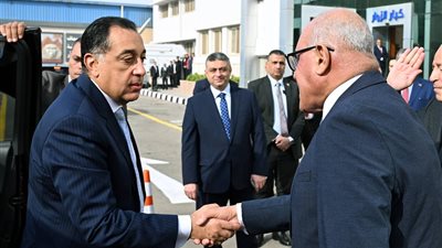 رئيس الوزراء يتفقد أعمال تطوير مصنع عربات السكك الحديدية ومترو الأنفاق 