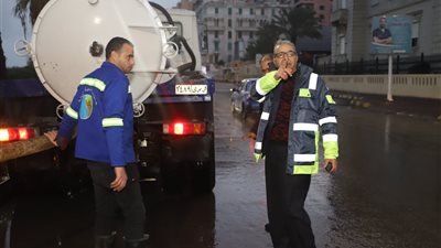 متابعة ميدانية لرئيس شركة الصرف الصحي بالإسكندرية بمنطقة شرق أثناء النوة