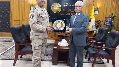 جامعة المنيا تكرم مدير إدارة التربية العسكرية تقديرًا لدوره في تعزيز الوعي والانتماء الوطني 