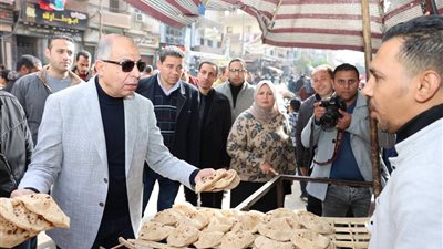 محافظ المنيا يقود حملة تموينية بحي جنوب ويحرر مخالفات