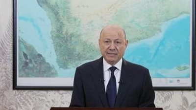 العليمي يراقب تسليم المعسكرات في حضرموت ويقود مسار التهدئة وحماية المدنيين