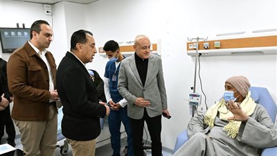 رئيس الوزراء يجري حوارا وديا مع مرضى الأقصر ويطمئن على مستوى الخدمات المقدمة لهم