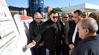 رئيس الوزراء يتفقد محطة رفع صرف صحي 
