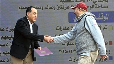 خطوة جديدة نحو استقرار الشباب.. رئيس الحكومة يسلم عقود الوحدات السكنية في الطود