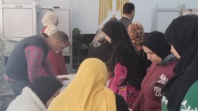 توافد الناخبين للإدلاء بأصواتهم في جولة الإعادة بانتخابات النواب بالإسكندرية