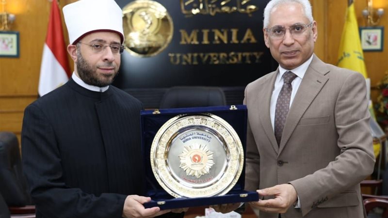 جانب من تكريم وزير