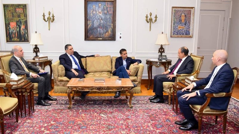 وزير الخارجية يلتقي